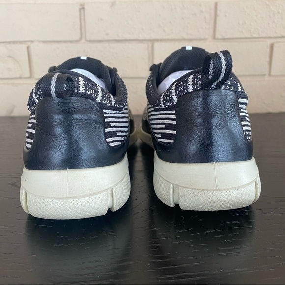 Ecco Intrinsic Knit Womens Size 38 US 7 White Black Sneakers Shoes Lightweight - Picture 4 of 7
